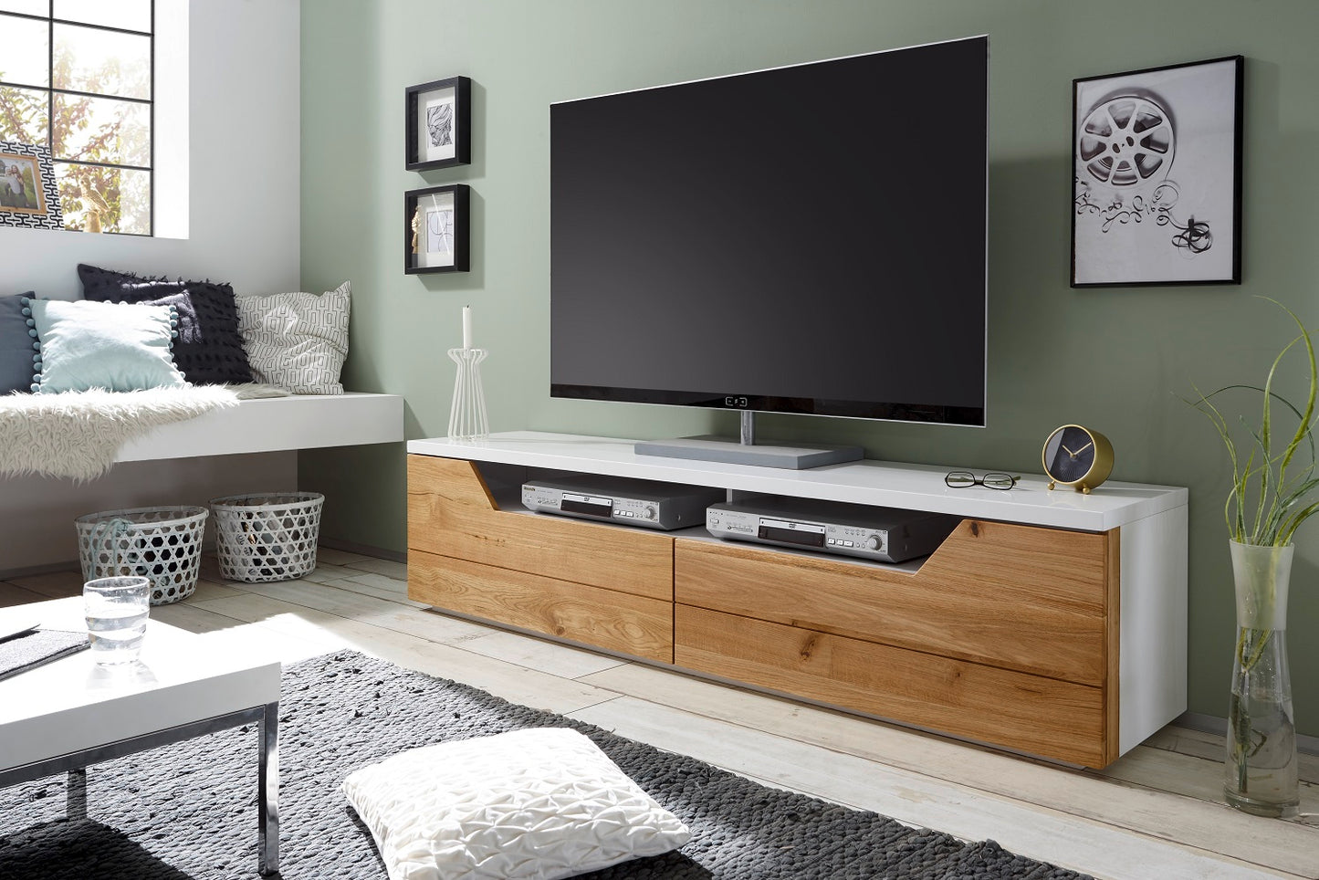 TV-Schrank Lowboard Asteiche-massiv matt lackiert geölt weiß holz 180 cm Fadorn